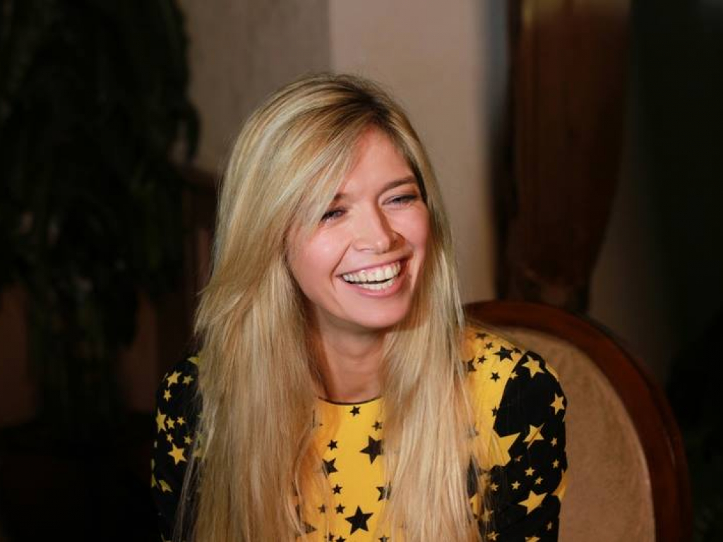 Вера Брежнева во время общения с прессой